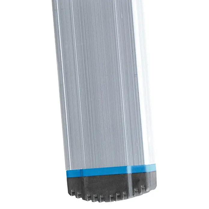 Krause Stehleiter - Arbeitshöhe: 3,4 m, Anzahl Tritte: 6 Stk., Belastbarkeit: 150 kg, Aluminium - Detailaufnahme des Fußes einer Aluminiumleiter mit schwarzem Gummischutz und blauem Akzent.