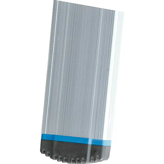Krause Stehleiter - Arbeitshöhe: 3,4 m, Anzahl Tritte: 6 Stk., Belastbarkeit: 150 kg, Aluminium - Detailaufnahme des Fußes einer Aluminiumleiter mit schwarzem Gummischutz und blauem Akzent.