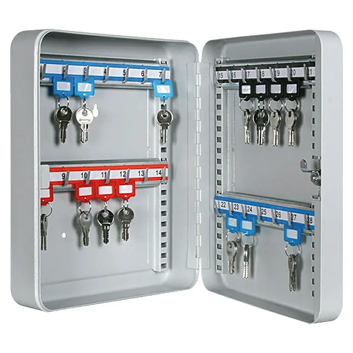 Stabilit Schlüsselkasten - Anzahl Haken: 25 Stk., 75 x 230 x 320 mm - Ein grauer Schlüsselschrank mit geöffneter Tür, der eine Vielzahl von nummerierten Schlüsselanhängern und Schlüsseln zeigt.