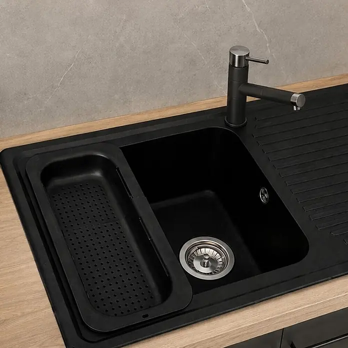 Carea Einbauspüle Venus - 86 x 50 cm, Schwarz - Schwarze Küchenspüle mit integrierter Abtropffläche, herausnehmbarem Siebkorb und schwarzem Wasserhahn, in einer Holzarbeitsplatte.