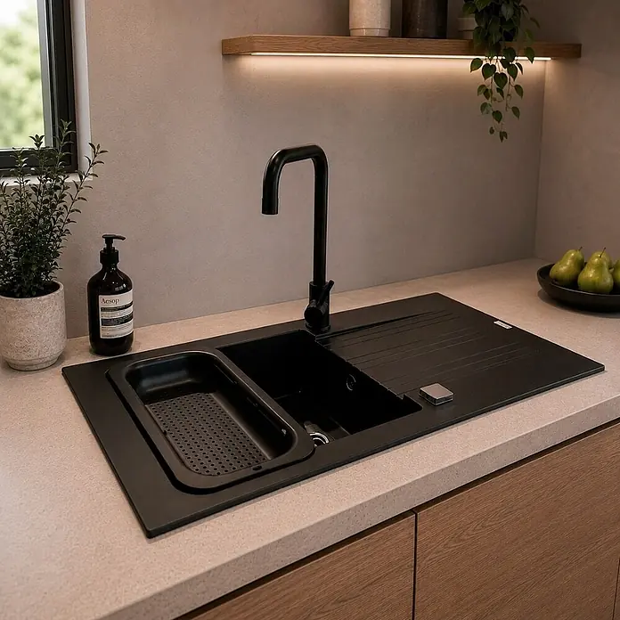Carea Einbauspüle Muscade - 86 x 50 cm, Schwarz, Hahnloch: Ohne - Schwarzes integriertes Spülbecken mit passendem Wasserhahn und herausnehmbarem Abtropfkorb in einer hellen Küchenarbeitsplatte.