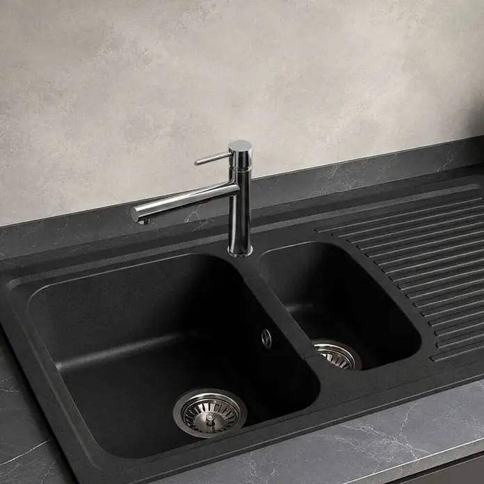 Carea Einbauspüle Venus - 98 x 50 cm, Schwarz, Anzahl Becken: 1,5 Stk. - Schwarze Doppelspüle mit Abtropffläche und modernem Chromwasserhahn in dunkler Arbeitsplatte.