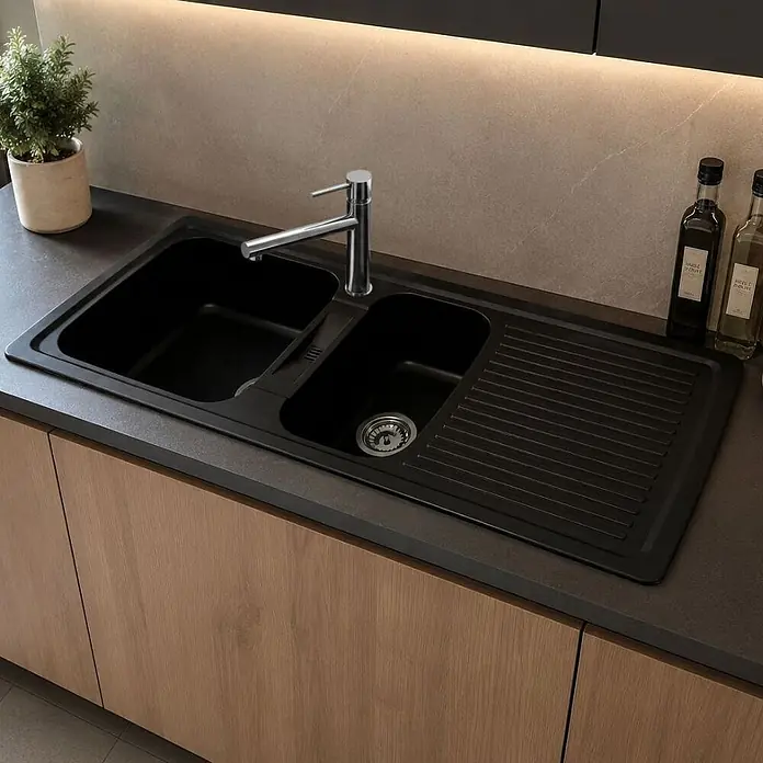 Carea Einbauspüle Venus - 119 x 50 cm, Schwarz, Anzahl Becken: 2 Stk. - Schwarze Doppelspüle mit integriertem Abtropfbrett und Chromarmatur in einer modernen Küchenarbeitsplatte.