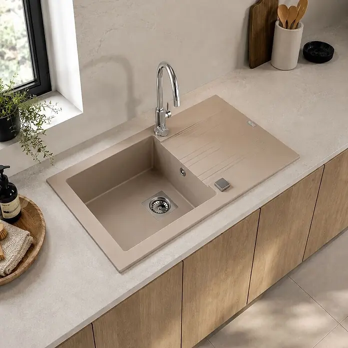 Carea Einbauspüle Muscade - 86 x 50 cm, Taupe - Beige Granit-Küchenspüle mit Abtropffläche und Chromarmatur, in moderner Arbeitsplatte.