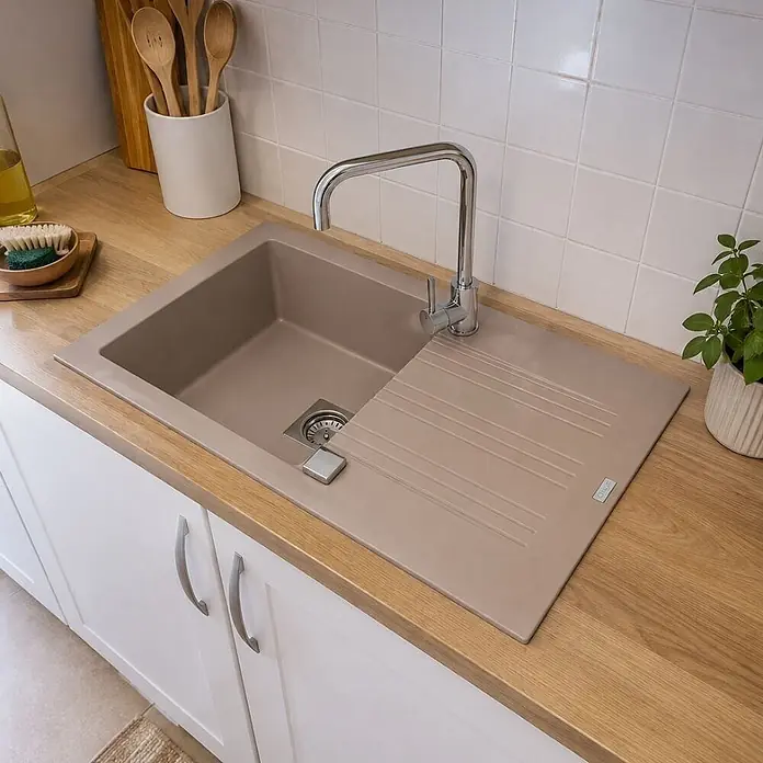 Carea Einbauspüle Muscade - 86 x 50 cm, Taupe - Beige Granitspüle mit Abtropffläche, in heller Holzarbeitsplatte mit Chromarmatur.