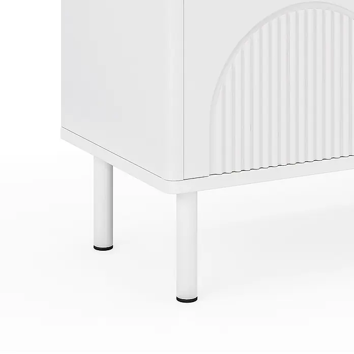 SONNENH Kommode 180 x 40 x 52 cm, Weiß -  - Weißer Schrank mit halbkreisförmigem, geriffeltem Türdetail und zylindrischen Beinen mit schwarzen Füßen.