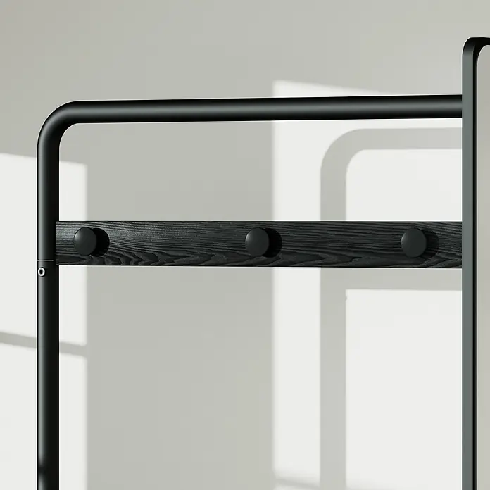 SONNENH Kleiderständer 70 x 40 x 170 cm, 1 offenes Fach, Schwarz -  - Detail eines schwarzen Metall-Kleiderständers mit schwarzer Holzleiste und drei runden schwarzen Haken.