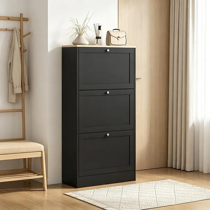 SONNENH Schuhschrank 60 x 23,5 x 115 cm, 3 Klappfächer, Schwarz/Holzoptik -  - Schwarzer Schuhschrank mit heller Holzplatte und drei Kippfächern, in einem Flur neben einer Garderobe.