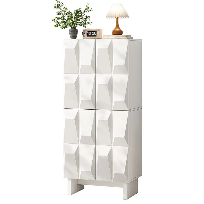SONNENH Schuhschrank 60,5 x 34 x 135,5 cm, 4 Fächer, Weiß -  - Weißer Schrank mit geometrisch gemusterten Türen, bekrönt von Pflanze, Uhr und Lampe.