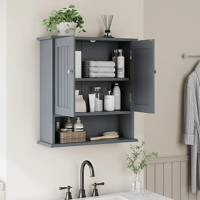 SONNENH Hängeschrank 54,6 x 19,8 x 60 cm, 3 Fächer, Hellgrau -  - Grauer wandmontierter Badezimmerschrank mit zwei Türen und offenem Fach, gefüllt mit Pflegeprodukten und Handtüchern, über einem Waschbecken.