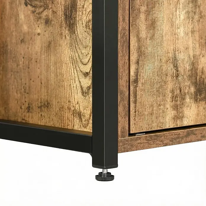 SONNENH Metallregal 58 x 24 x 122 cm, 3 Ablagen, Schwarz/Holzoptik -  - Ecke eines Möbelstücks in rustikaler Holzoptik mit schwarzem Metallrahmen und verstellbarem Nivellierfuß.