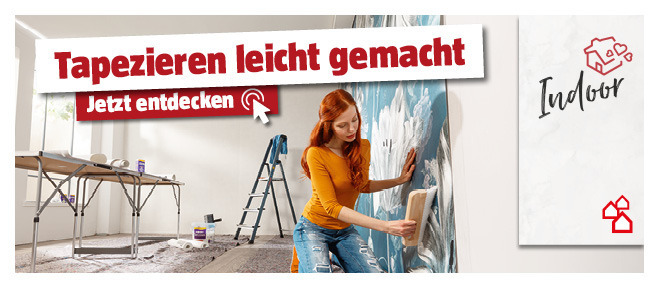 Frau tapeziert die Wand
