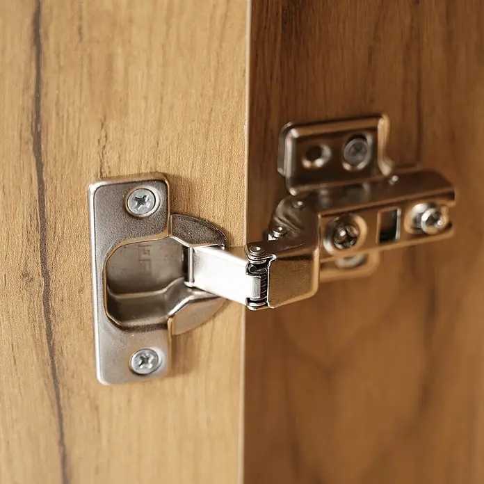 SONNENH Aktenschrank 60 x 35 x 160 cm, 2 Einlegeböden, Eichenoptik -  - Silberfarbenes Schrankscharnier an hellen und dunklen Holzplatten befestigt, leicht geöffnet.
