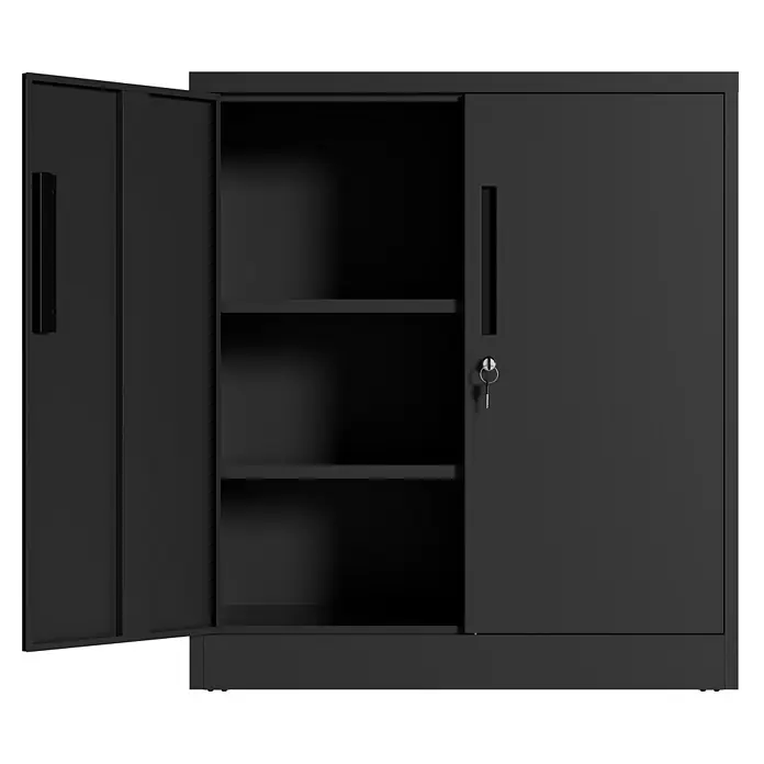 SONNENH Metallschrank 80 x 40 x 90 cm, 2 Einlegeböden, Schwarz -  - Schwarzer Metallschrank mit einer geöffneten Tür, die drei Innenregale zeigt, und der anderen Tür, die mit einem Schlüssel verschlossen ist.