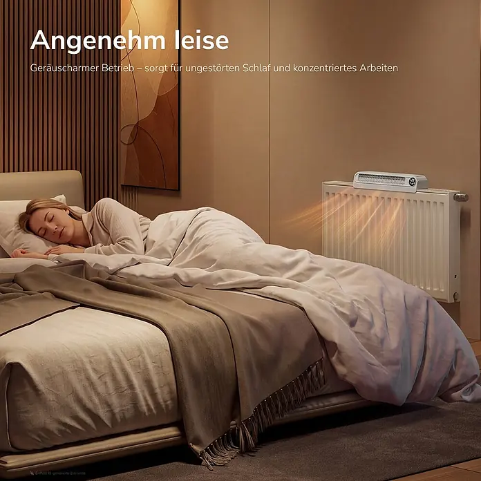EMKE Heizkörperventilator RCF mit Akku, 4 Stufen, Automatikmodus und Timer -  - Eine weiße Heizlüftereinheit sitzt auf einem Heizkörper und bläst warme Luft in ein Schlafzimmer, in dem eine Frau friedlich schläft.