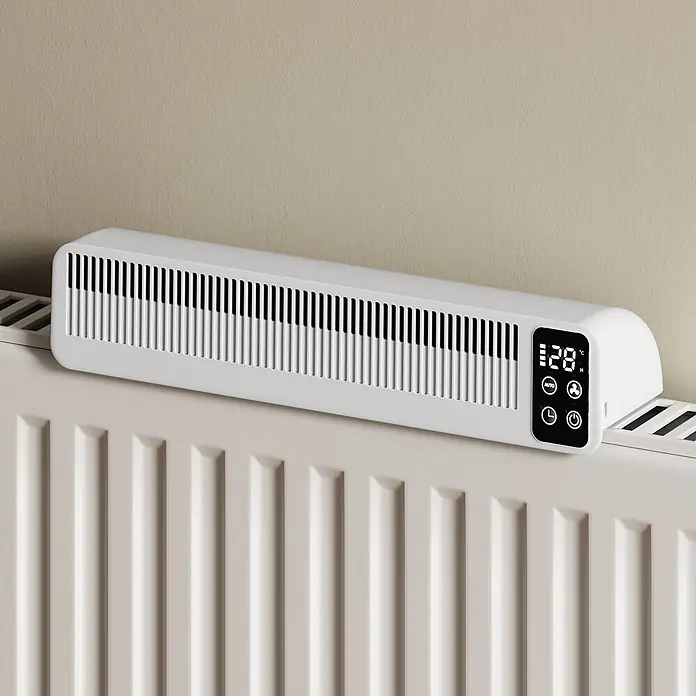 EMKE Heizkörperventilator RCF mit Akku, 3 Stufen, Automatikmodus und Timer -  - Weißer Elektroheizer mit Digitalanzeige (28°C) und Bedienelementen, auf einem weißen Plattenheizkörper platziert.