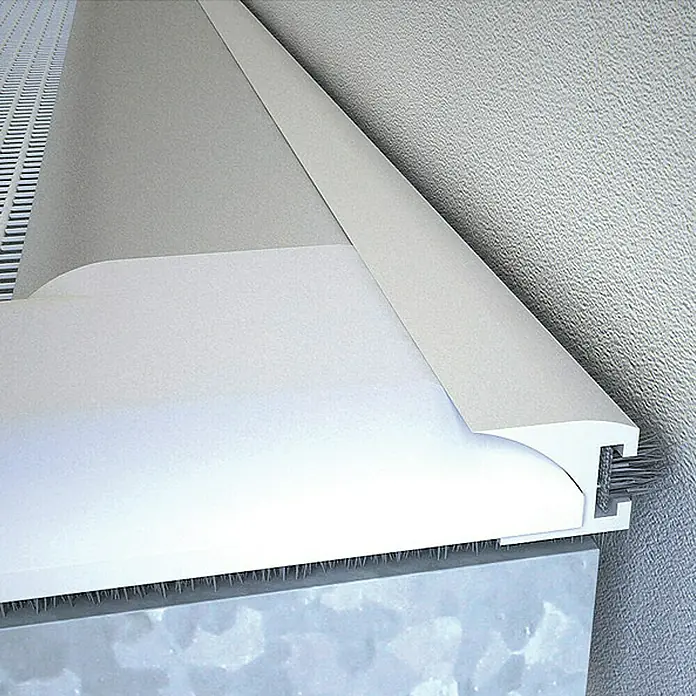 ACO Lichtschachtabdeckung - 140 x 75 cm, Bürstendichtung - Nahaufnahme von weißen Deckenpaneelen mit Bürstendichtung und passendem Deckenprofil.