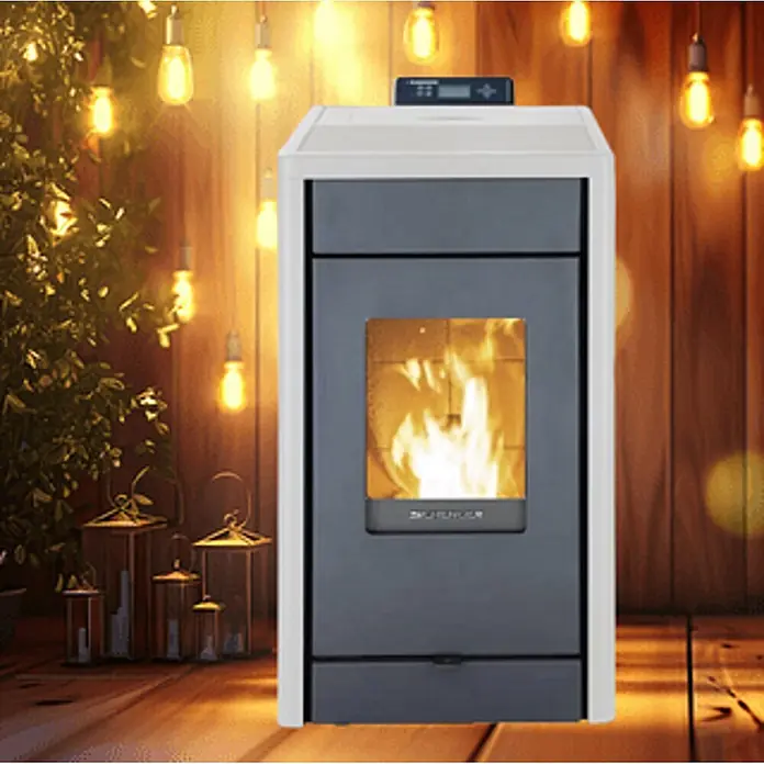 SCHENGER Pelletofen HP07 weiß 8,0 kW A++ Vollautomatisch WLAN -  - Weißer und dunkelgrauer Pelletofen mit brennenden Flammen, heizt einen gemütlichen, warm beleuchteten Holzraum.