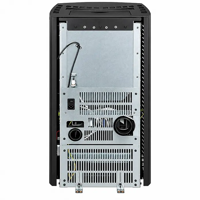 SCHENGER Pelletofen HP51 schwarz 8,8 kW A++ Vollautomatisch WLAN -  - Rückansicht eines schwarzen technischen Geräts mit silbernen Metallplatten, Lüftungsgittern und verschiedenen Anschlüssen und Kabeln.