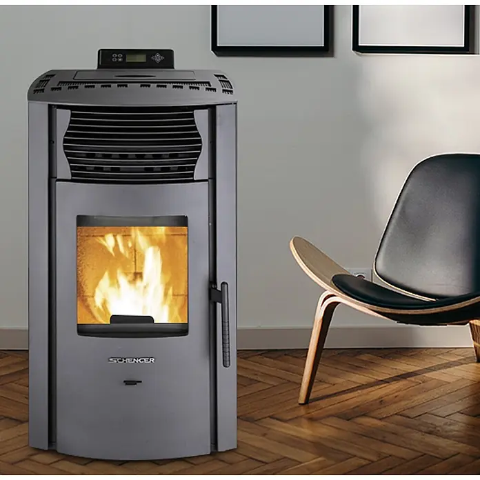 SCHENGER Pelletofen HP51 schwarz 8,8 kW A++ Vollautomatisch WLAN -  - Dunkelgrauer Pelletofen mit Display, sichtbarer Flamme und Griff, heizt einen modernen Raum.