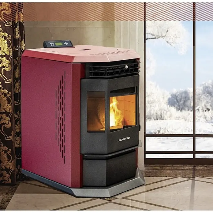 SCHENGER Pelletofen HLP3602 Rot 9,3 kW A++ Vollautomatisch WLAN -  - Roter und schwarzer Pelletofen mit leuchtendem Feuer, in einem Raum mit großem Fenster mit Blick auf eine verschneite Winterlandschaft.