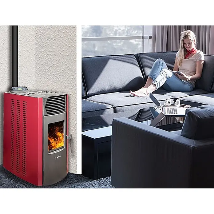 SCHENGER Pelletofen HP51 rot 8,8 kW A++ Vollautomatisch WLAN -  - Roter Pelletofen mit sichtbarer Flamme, der ein modernes Wohnzimmer wärmt, in dem eine Frau auf einem Sofa entspannt.
