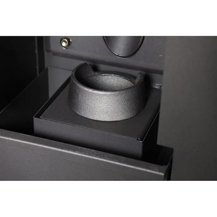 SCHENGER Pelletofen HLP3402 weiß 5,5 kW A++ Vollautomatisch WLAN -  - Dunkelgrauer Gusseisen-Brennertopf in einem Metallofen.