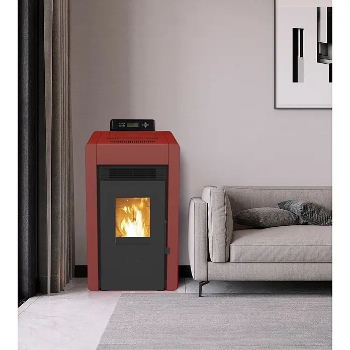 SCHENGER Pelletofen HLP3402 rot 5,5 kW A++ Vollautomatisch WLAN -  - Roter Pelletofen mit schwarzer Tür und sichtbaren Flammen, mit Display oben, neben einem hellgrauen Sofa in modernem Raum.
