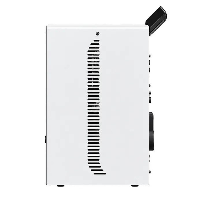 SCHENGER Pelletofen HLP3402 weiß 5,5 kW A++ Vollautomatisch WLAN -  - Weißes Elektronikgerät, Seitenansicht, mit vertikalen Lüftungsschlitzen und schwarzem Griff oben.