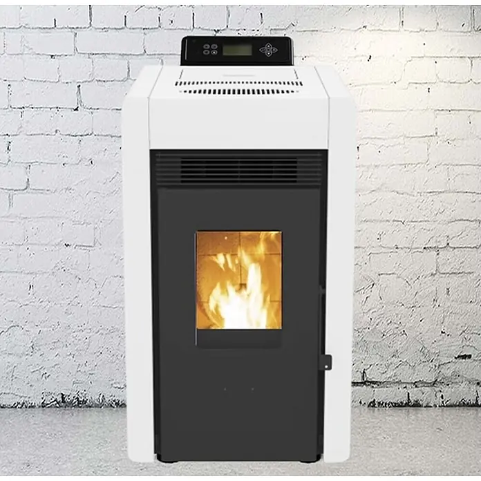 SCHENGER Pelletofen HLP3402 weiß 5,5 kW A++ Vollautomatisch WLAN -  - Weißer und dunkelgrauer Pelletofen mit sichtbarer Flamme im Sichtfenster und Bedienfeld oben. Steht vor einer weißen Ziegelwand.
