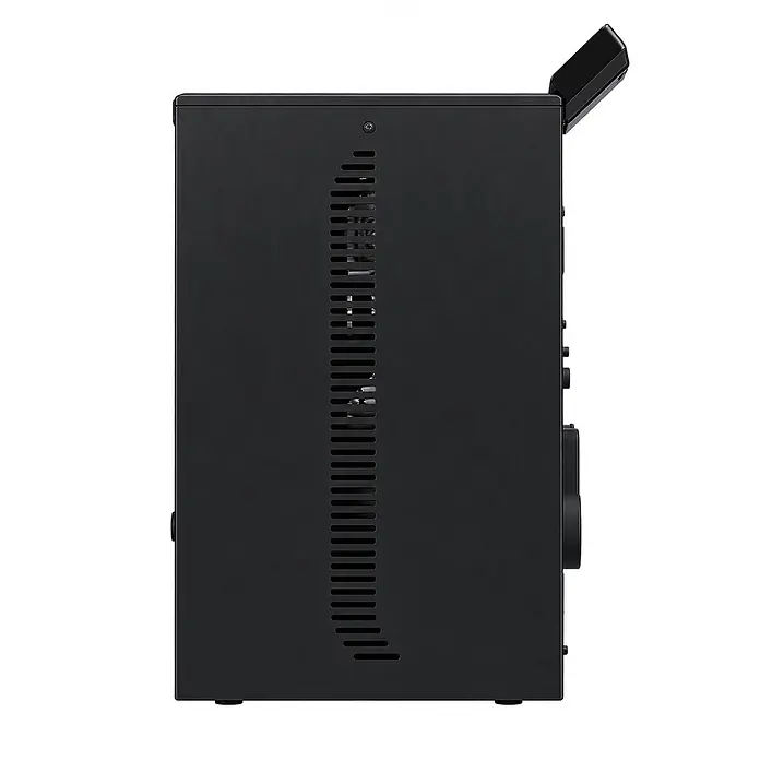 SCHENGER Pelletofen HLP3402 schwarz 5,5 kW A++ Vollautomatisch WLAN -  - Seitenansicht eines schwarzen Elektronikgeräts mit Lüftungsschlitzen und teilweise geöffneter oberer Abdeckung.