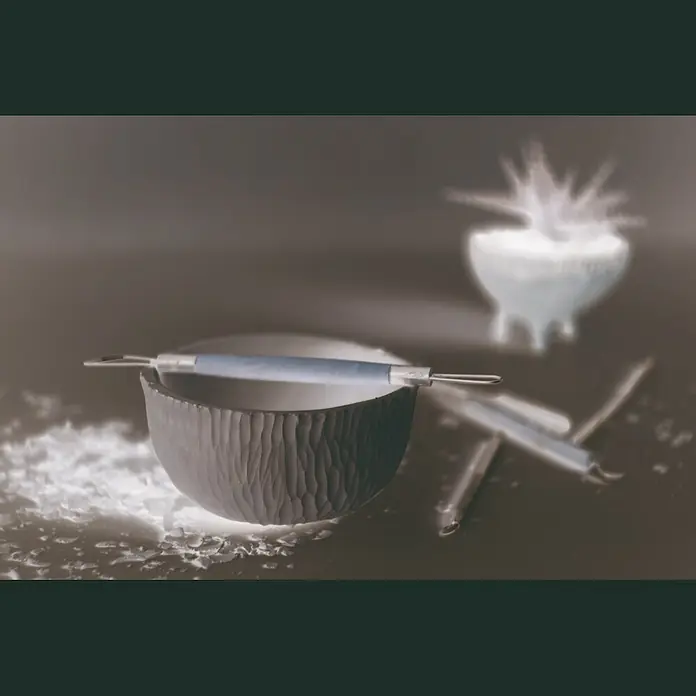 Glorex Modelliermasse Keramiplast - Weiß, 2.000 g - Weiße, texturierte Keramikschale mit Modellierwerkzeug auf dem Rand, umgeben von Tonschnipseln.