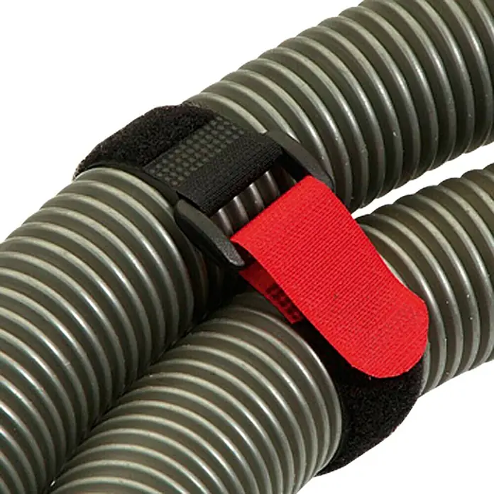 Conacord Klettbinder - 20 cm x 25 mm, 2 Stk., Kunststoffschnalle - Zwei graue Rohre, die mit einem schwarzen Klettband mit roter Schlaufe zusammengehalten werden.