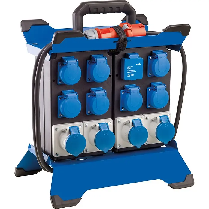 Stromverteiler STECKY DUO 8 -  - Tragbarer blauer/schwarzer CEE-Stromverteiler mit mehreren CEE- und USB-Steckdosen und einem orangefarbenen CEE-Eingangsstecker.