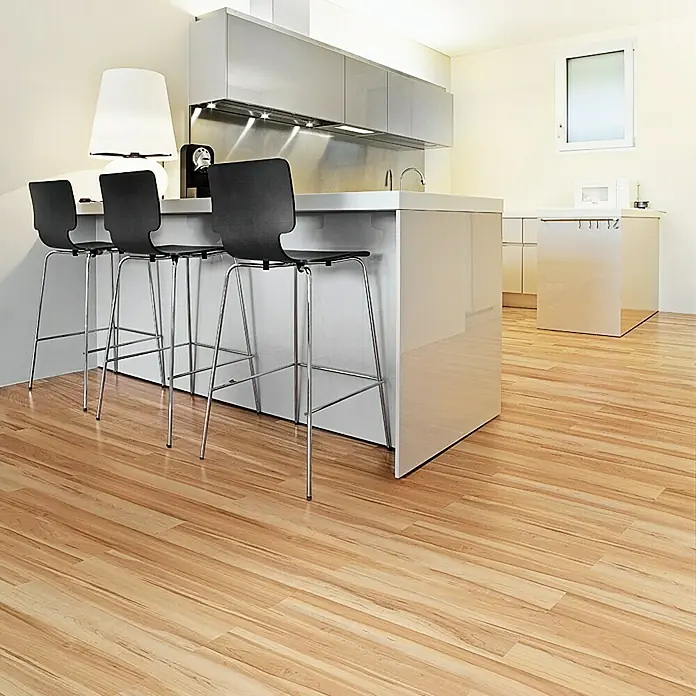 b!design Vinylboden Clic - Antik Ahorn, Sonstige, 1.210 x 190 x 4,2 mm - Ein modernes Kücheninterieur mit Holzboden, Barhockern und einer stilvollen Kücheninsel. Die Holzböden verleihen dem Raum Wärme.