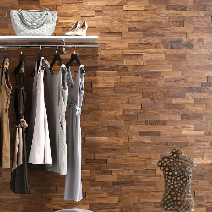 Wodewa Holzriemchen 200 Nussbaum - L x B: 200 x 50 mm, 2 mm - 6 mm, Max. Anwendungsfläche: 1 m², UV-geölt - Elegante Kleiderkollektion an einer Kleiderstange, ergänzt durch eine stilvolle Handtasche und Schuhe auf einem Regal. Perfekt für Modebegeisterte.