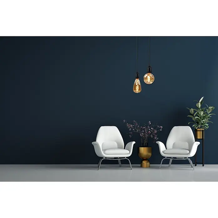 ENOVALITE LED-Leuchtmittel E27 4 W 2200 K Warmweiß Dimmbar -  - Zwei moderne weiße Sessel und zwei warme Pendelleuchten in einem stilvollen Raum mit dunkelblauer Wand.