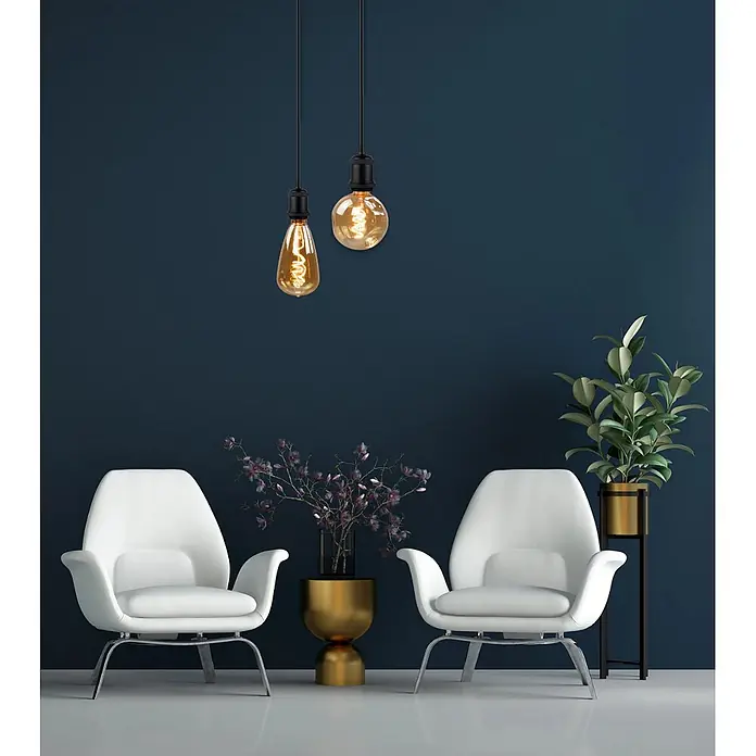 ENOVALITE LED-Leuchtmittel E27 4 W 2200 K Warmweiß Dimmbar -  - Zwei weiße Sessel, ein goldener Beistelltisch mit Blumen und eine Pflanze bilden eine moderne Sitzecke, beleuchtet von dekorativen Glühbirnen.