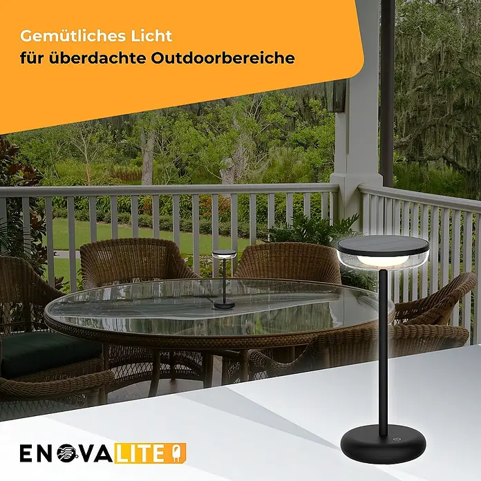 ENOVALITE LED Tischleuchte 2 W 2700 K warmweiß schwarz IP44 dimmbar -  - Eine schwarze, tragbare Lampe steht auf einem Glastisch auf einer überdachten Terrasse und spendet gemütliches Licht.