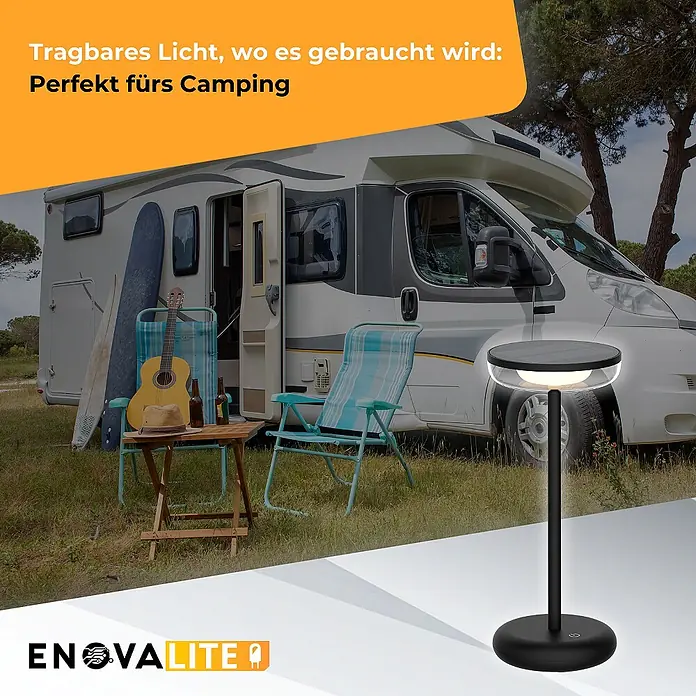 ENOVALITE LED Tischleuchte 2 W 2700 K warmweiß schwarz IP44 dimmbar -  - Eine schwarze tragbare LED-Lampe mit Solarpanel leuchtet weiß in einer Campingszene neben einem Wohnmobil.