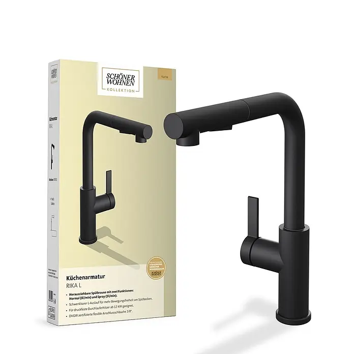 Schöner Wohnen Rika L Küchenarmatur Ausziehbar mit Brause Mattschwarz -  - Mattschwarze Küchenarmatur mit L-förmigem Auslauf und herausziehbarer Spülbrause, neben der Produktverpackung.