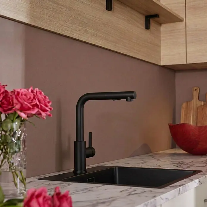 Schöner Wohnen Rika L Küchenarmatur Ausziehbar mit Brause Mattschwarz -  - Mattschwarzer Küchenwasserhahn mit Ausziehbrause über einem passenden schwarzen Spülbecken auf einer Marmoroptik-Arbeitsplatte.