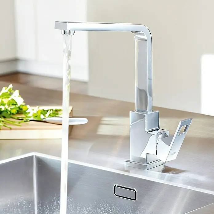 Grohe Eurocube Spültischarmatur - Chrom, Glänzend - Nahaufnahme einer modernen, quadratischen Küchenarmatur von Grohe mit fließendem Wasser. Elegantes Design für eine stilvolle Küche.