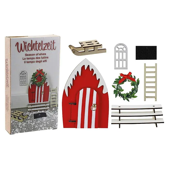 Geroma Dekofigur Wichteltür-Set - L x B x H: 10 x 3 x 18,5 cm, Holz - Weihnachtliches Elfen-Tür-Bastelset aus Holz mit roter Tür, Schnee, Schlitten, Fenster, Matte, Leiter, Kranz und Bank.