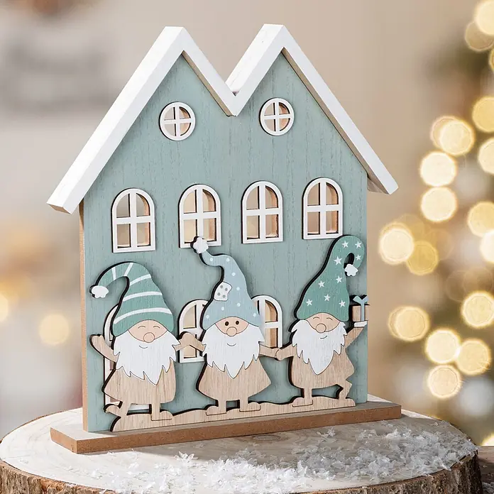Dekoartikel Wichtelhaus - Türkis, Weiß, Holz, 25 x 5 x 28 cm, Wichtelhaus - Hellblaues Holzhaus mit drei Wichteln, auf Baumscheibe mit Schnee und Bokeh-Lichtern.