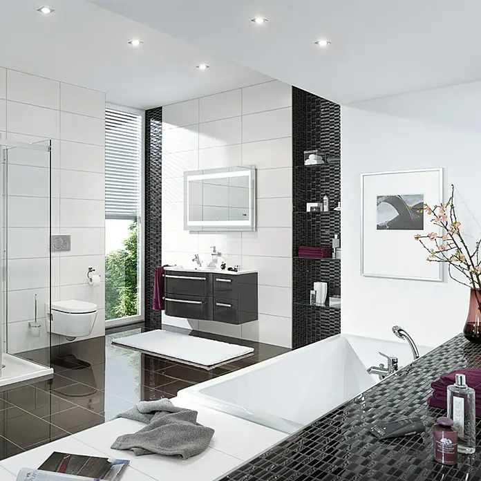 Camargue Duschwanne St. Laurent - L x B: 120 x 80 cm, Verbundwerkstoff, Weiß - Helles Badezimmer mit Badewanne, Waschtisch und WC in Weiß- und Grautönen. Moderne Fliesen und Beleuchtung sorgen für ein stilvolles Ambiente.
