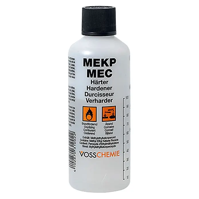 Yachtcare MEKP Härter - 100 g, Blisterpack - Abbildung einer Flasche MEKP MEC Härter, ein chemisches Produkt in einer weißen Plastikflasche mit schwarzem Deckel.