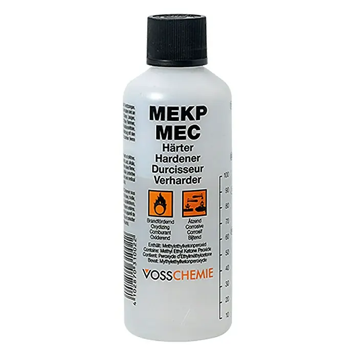 Yachtcare MEKP Härter - 100 g, Blisterpack - Abbildung einer Flasche MEKP MEC Härter, ein chemisches Produkt in einer weißen Plastikflasche mit schwarzem Deckel.