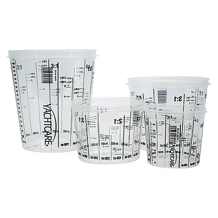 Yachtcare Leer-Mischeimer - 750 ml, Kunststoff, Transparent - Das Bild zeigt ein Set aus durchsichtigen Yachtcare Mischbechern in verschiedenen Größen mit Messskalen für präzises Abmessen.