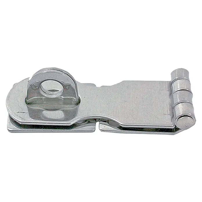 Marinetech Überfallscharnier - 67 x 24 mm, Edelstahl, A2 - Nahaufnahme eines glänzenden, silberfarbenen Riegels mit Öse zur Sicherung von Türen oder Toren, ideal für zusätzliche Sicherheit.